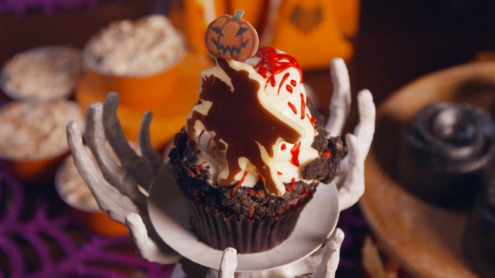 Cupcake, Food, Dessert, Buttercream, Icing, Cuisine, Cake, Frozen dessert, Muffin, Dish, 