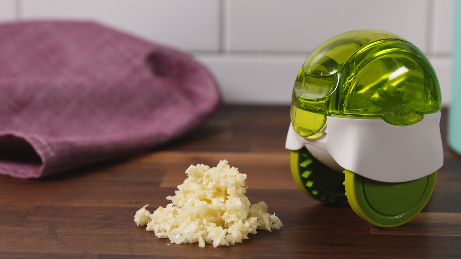 Garlic Zoom – Wheeled Garlic Chopper by Chef'n