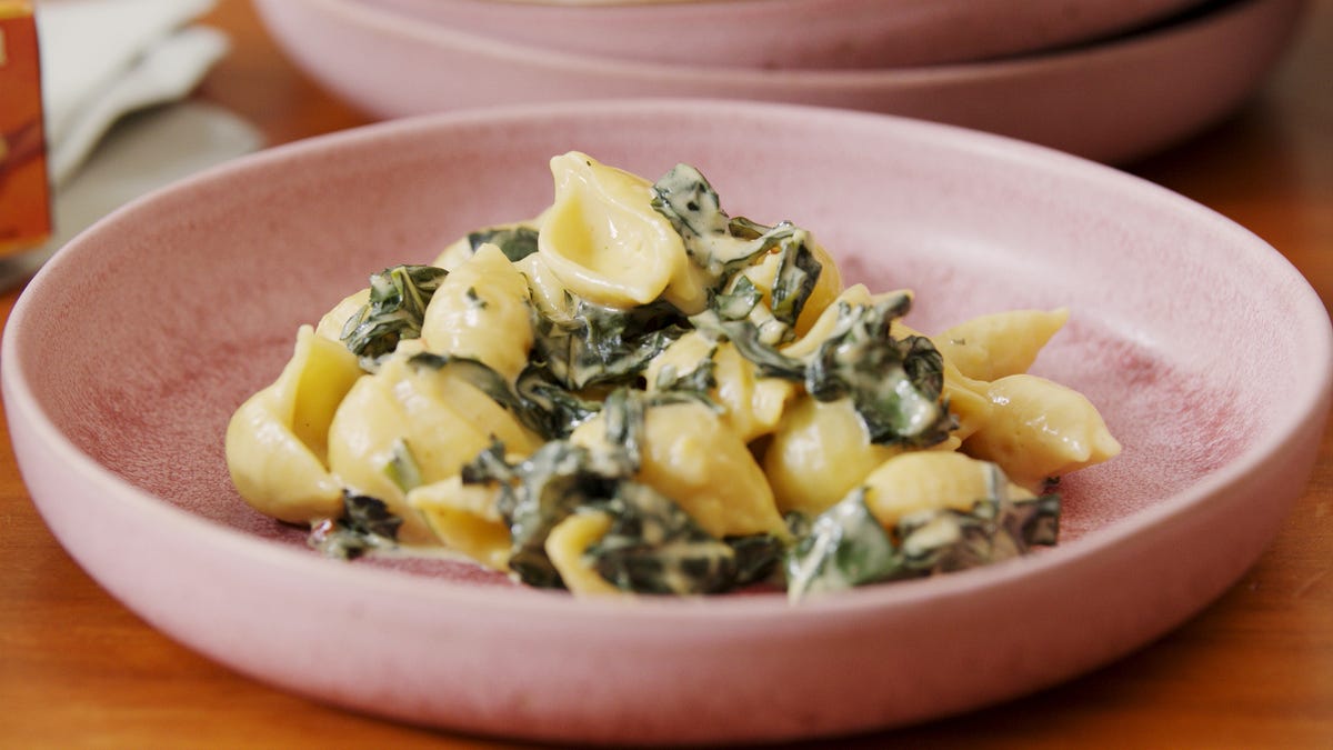 preview for This Stovetop Garlicky Kale Mac & Cheese Will Be A Weeknight Staple
