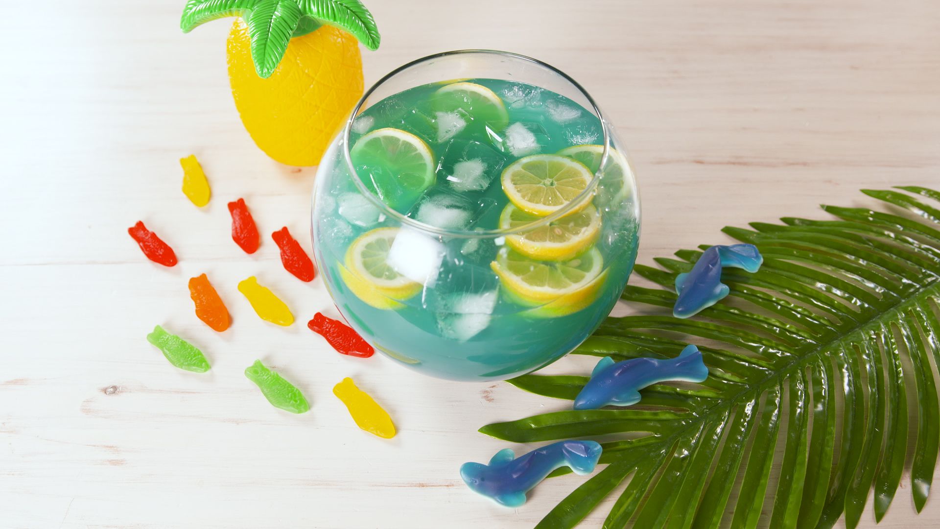 https://hips.hearstapps.com/hmg-prod/images/delish-giant-fishbowl-drink-still001-1523469514.jpg