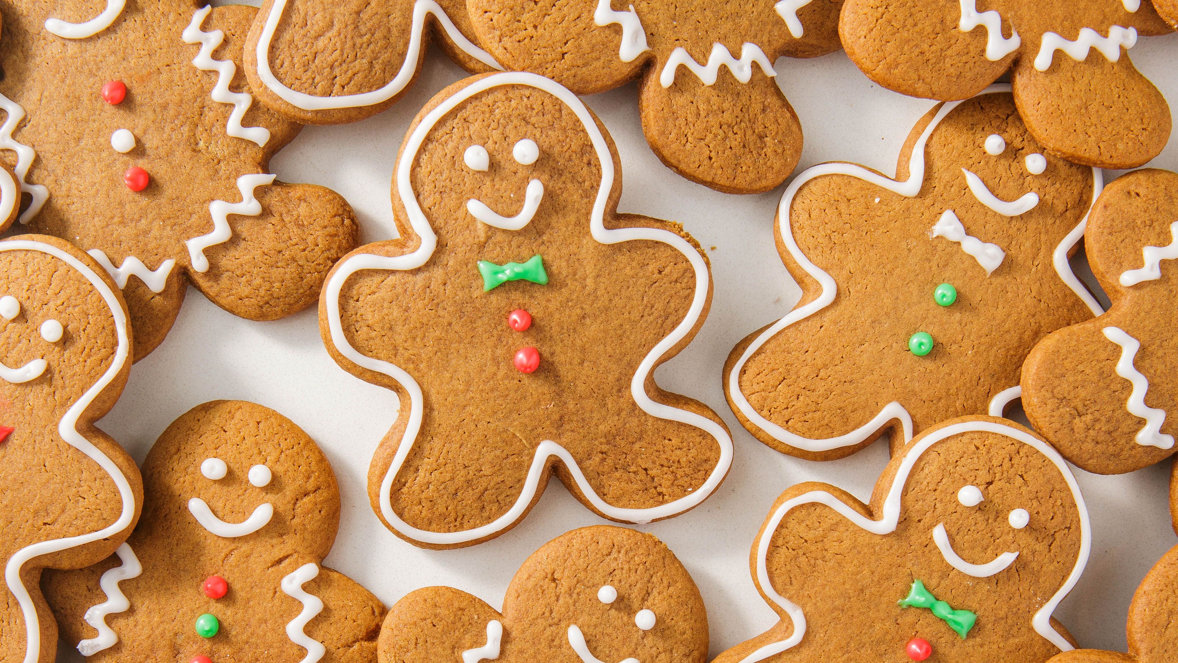 Holiday Prints Parchment Paper Sheets - Bake Serve Store Foods 24 Sheets  10 X 15 (Gingerbread Men)