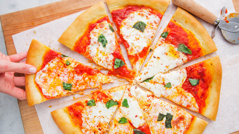 https://hips.hearstapps.com/hmg-prod/images/delish-homemade-pizza-horizontal-1542312378.png?crop=1xw:0.843328335832084xh;center,top&resize=1200:*