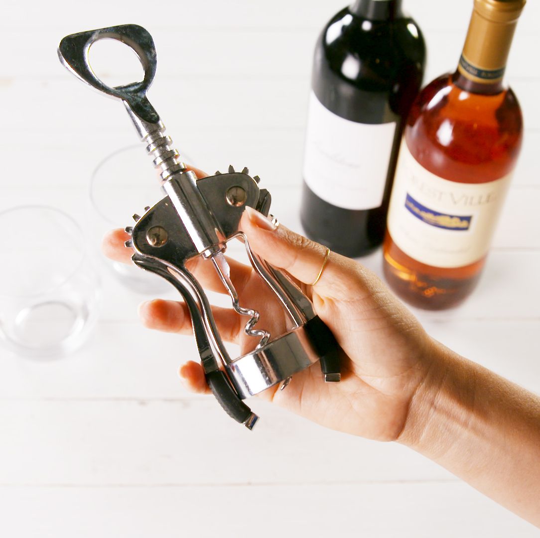 https://hips.hearstapps.com/hmg-prod/images/delish-how-to-open-a-wine-bottle-005-1567803321.jpg?crop=0.564xw:1.00xh;0.260xw,0&resize=1200:*