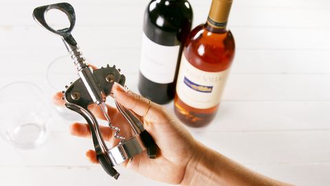 5 manieren om een wijnfles openen zónder kurkentrekker