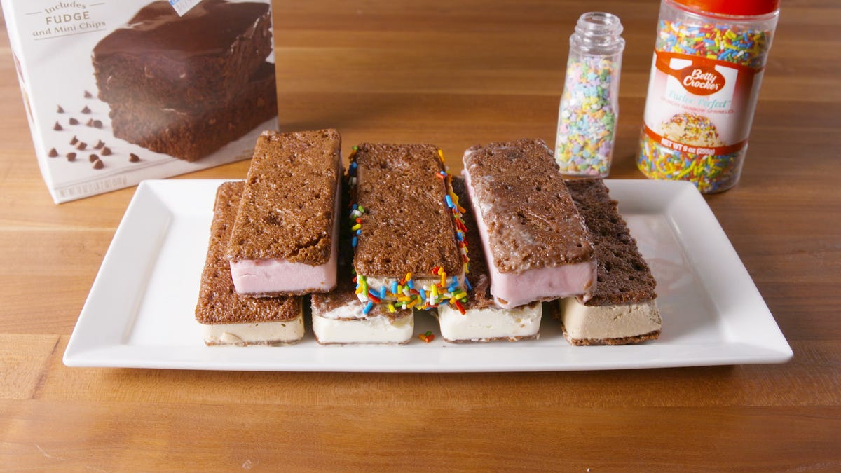 Ice cream sandwich, how to eat it, scoop a little ice cream with a spoon,  put it in the bread, then stuff the bread into your mouth : r/eatsandwiches