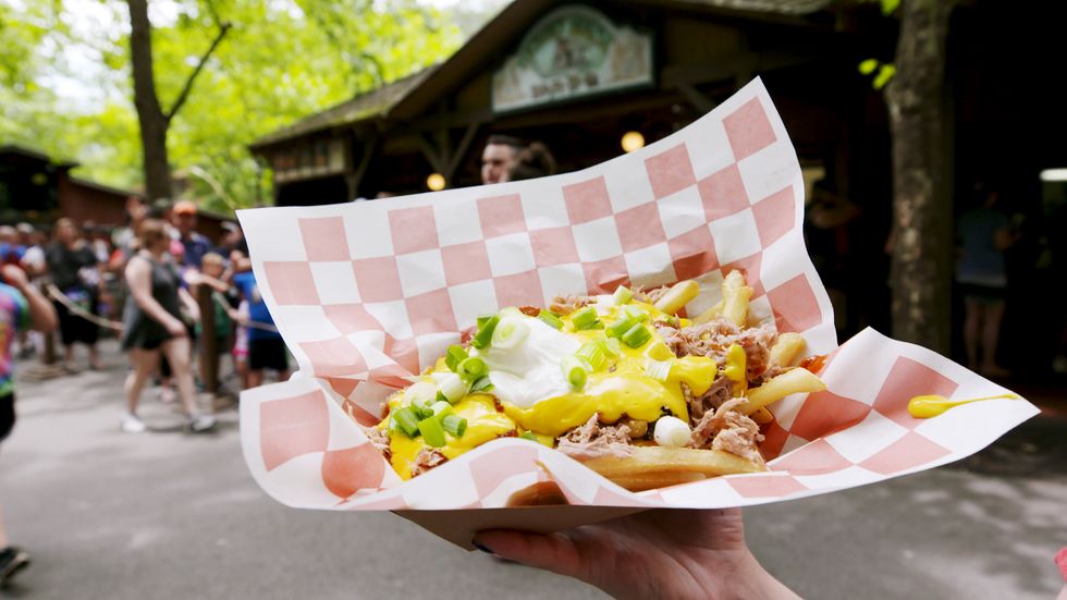 https://hips.hearstapps.com/hmg-prod/images/delish-iconic-eats-dollywood-food-013-1563467406.jpg?crop=1xw:1xh;center,top&resize=980:*
