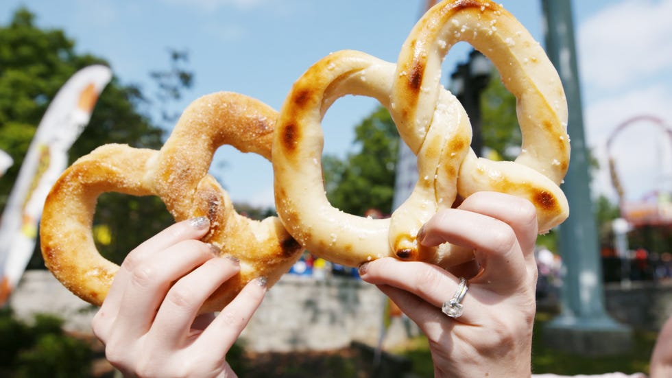 Pretzel, Food, Snack, Simit, Fried food, Dish, Cuisine, Taralli, Side dish, Lye roll, 