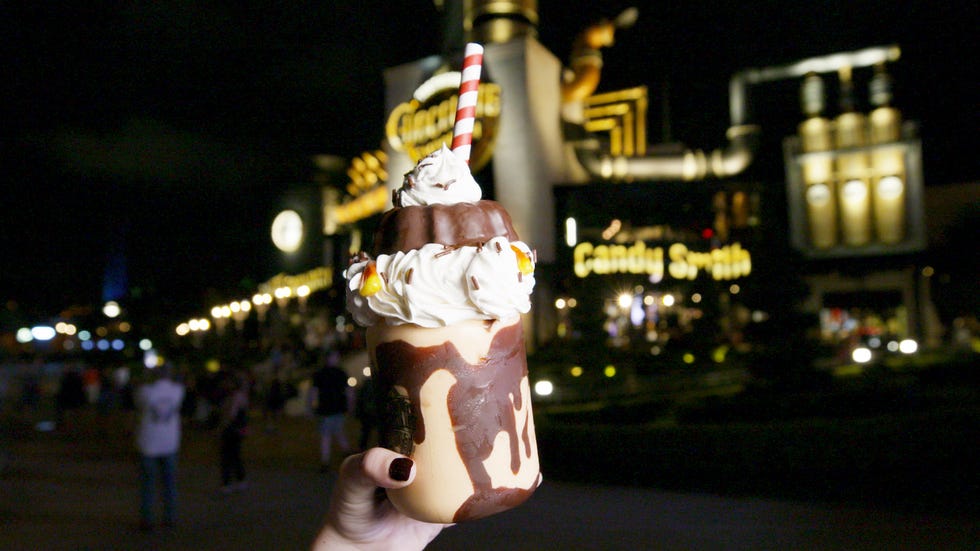Snapshot, Night, Hand, Fun, Tree, Ice cream, Winter, Interior design, 