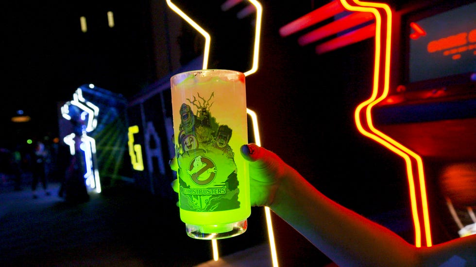 Green, Light, Drink, Neon, Liqueur, Club, Alcohol, Distilled beverage, Hand, Finger, 