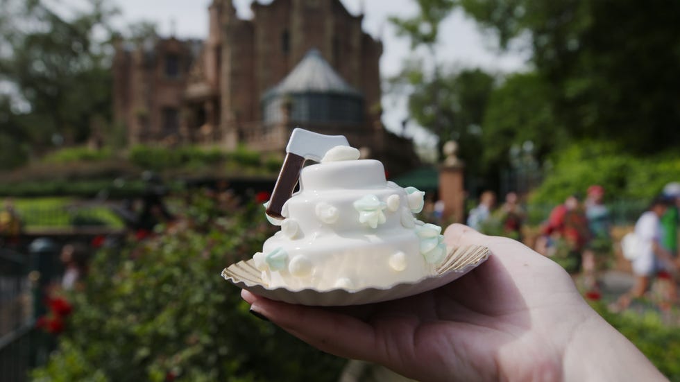 Whipped cream, Cream, Dessert, Dairy, Sweetness, Buttercream, Meringue, Icing, Hand, Frozen dessert, 