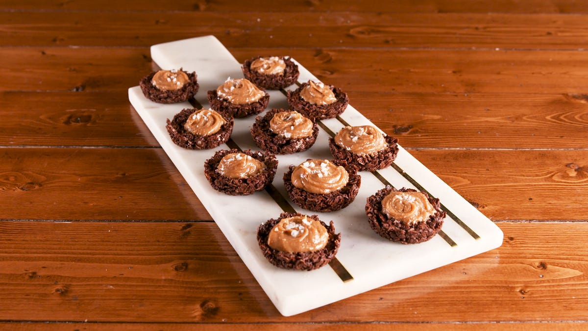 These Mini Peanut Butter Chocolate Tarts Are Literally Little Bites Of  Heaven