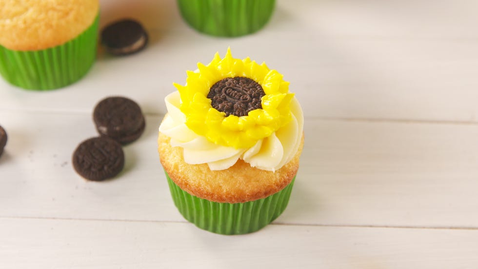 Best Oreo Sunflower Cupcakes Recipe - How To Make Oreo Sunflower Cupcakes