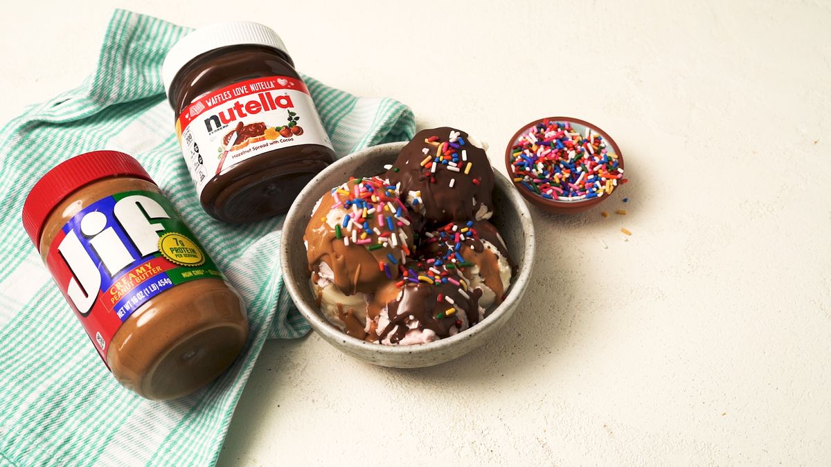 https://hips.hearstapps.com/hmg-prod/images/delish-peanut-butter-and-nutella-magic-shell-still001-1593708709.jpg?crop=1xw:1xh;center,top&resize=1200:*