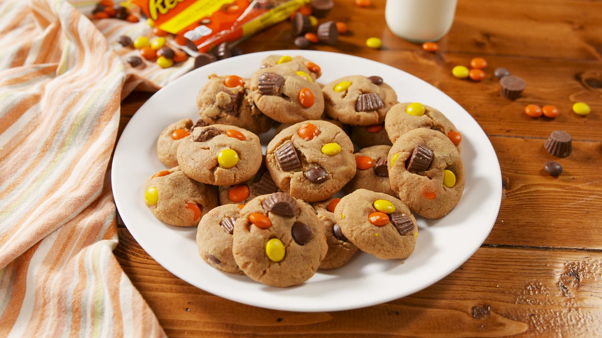 Video player poster image preview for Reese's Lovers Cookies