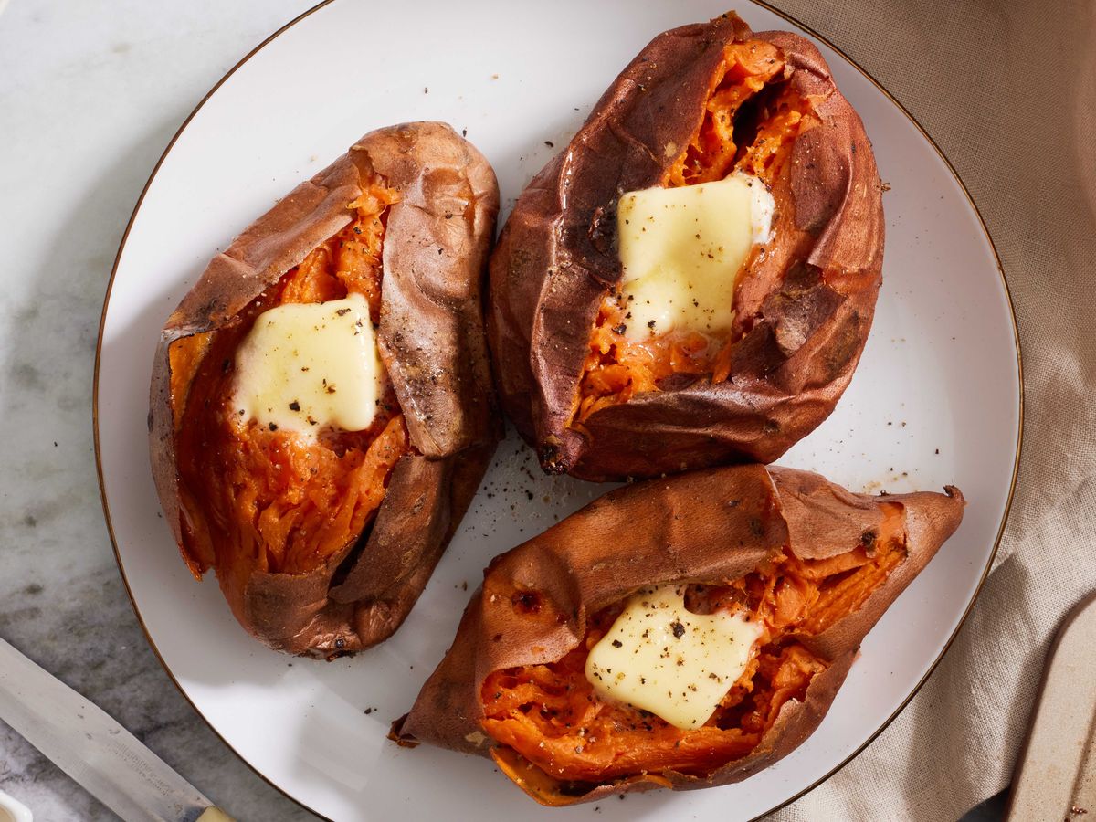 https://hips.hearstapps.com/hmg-prod/images/delish-perfect-baked-sweet-potato-1637646118.jpg?crop=0.9823091247672254xw:1xh;center,top&resize=1200:*