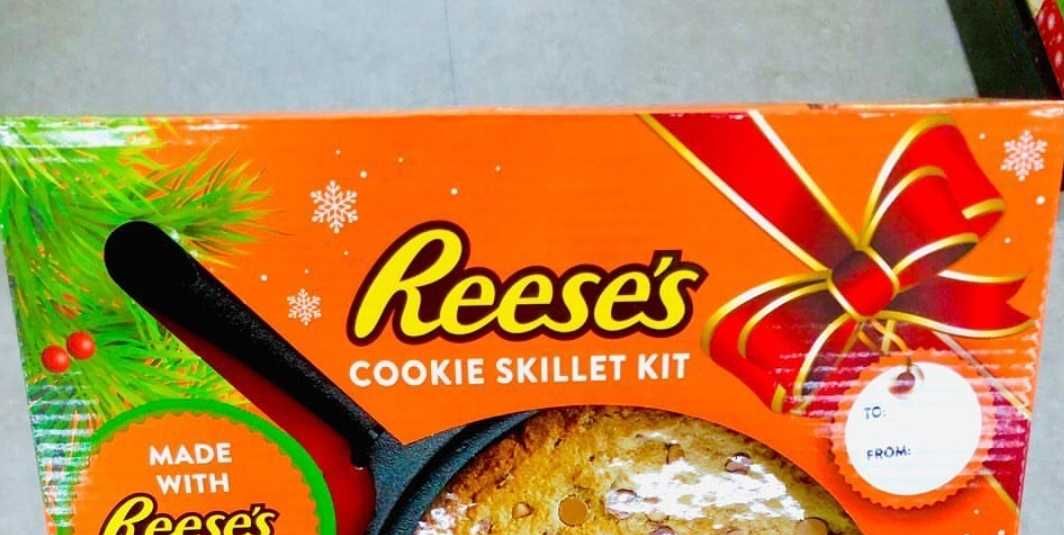 https://hips.hearstapps.com/hmg-prod/images/delish-reeses-cookie-skillet-1570730330.jpg?crop=1.00xw:0.496xh;0,0.220xh&resize=1200:*