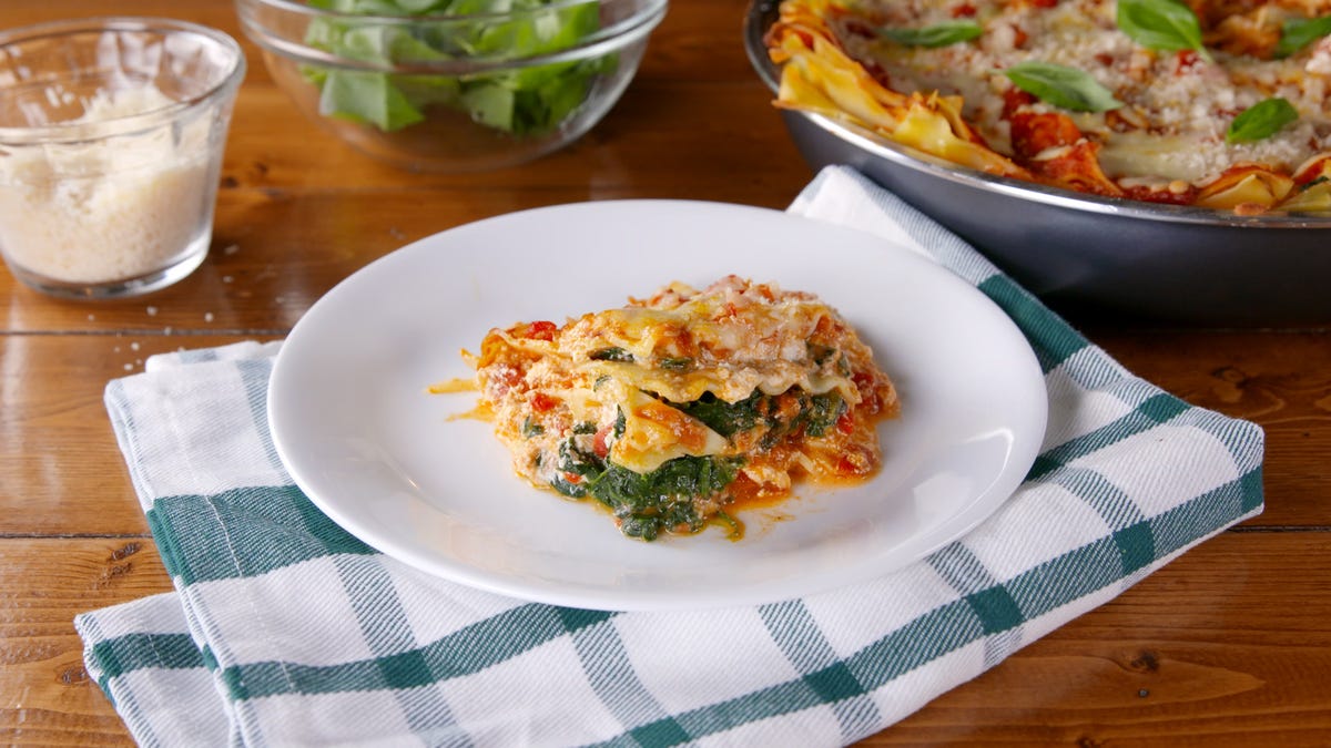 preview for The Whole Family Will Love This Roasted Red Pepper & Spinach Skillet Lasagna
