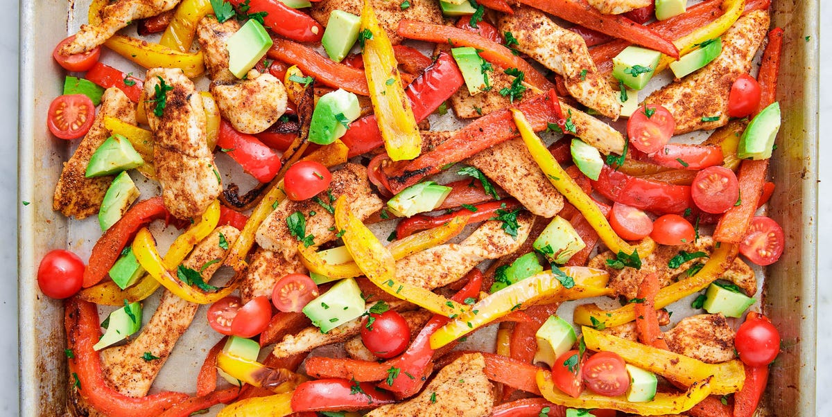 https://hips.hearstapps.com/hmg-prod/images/delish-sheet-pan-chicken-fajitas-horizontal-1544817426.jpg?crop=1.00xw:0.752xh;0,0.137xh&resize=1200:*