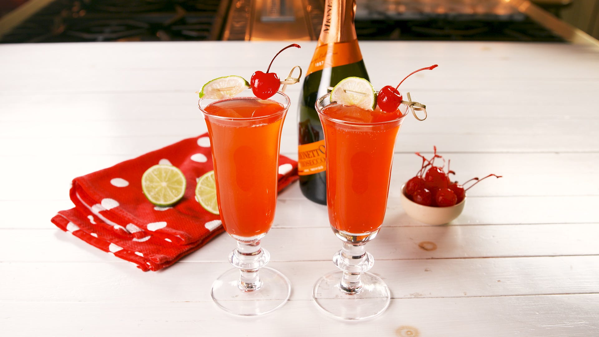 https://hips.hearstapps.com/hmg-prod/images/delish-shirley-temple-mimosas-still001-1579294116.jpg?crop=0.806xw:0.806xh;0.0978xw,0.137xh