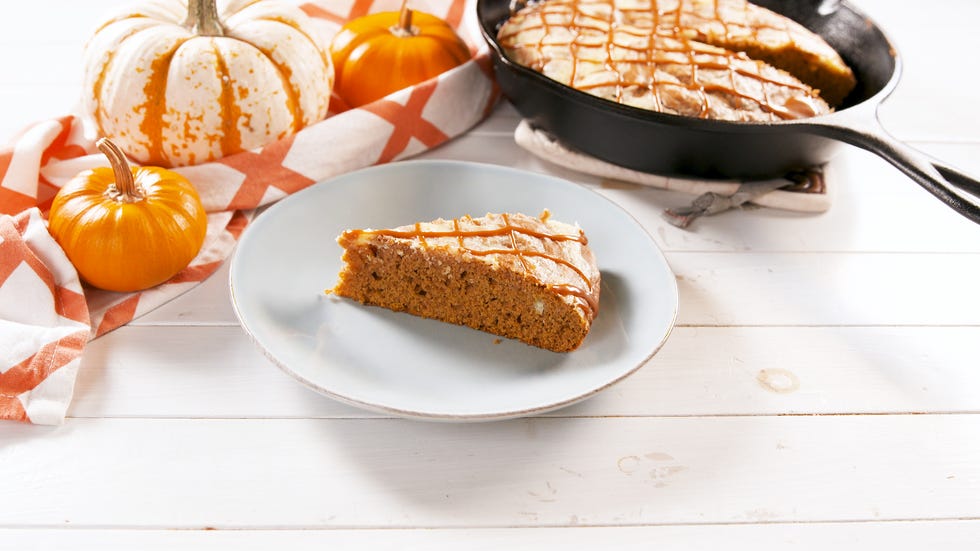 https://hips.hearstapps.com/hmg-prod/images/delish-skillet-cheesecake-pumpkin-bread-still005-1572441542.jpg?crop=0.774xw:0.819xh;0.226xw,0&resize=980:*