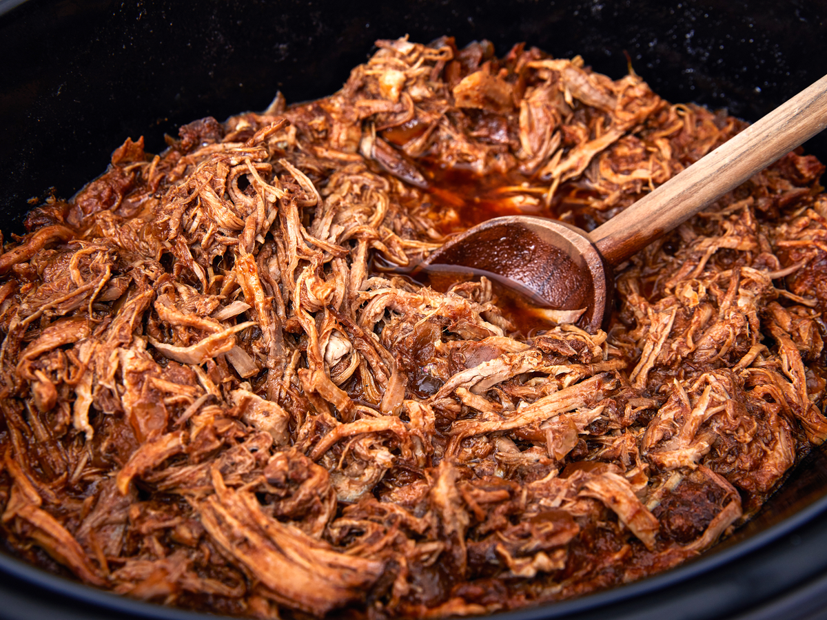 https://hips.hearstapps.com/hmg-prod/images/delish-slow-cooker-pulled-pork-horizontal-1-1539618654.png?crop=0.8886666666666666xw:1xh;center,top&resize=1200:*