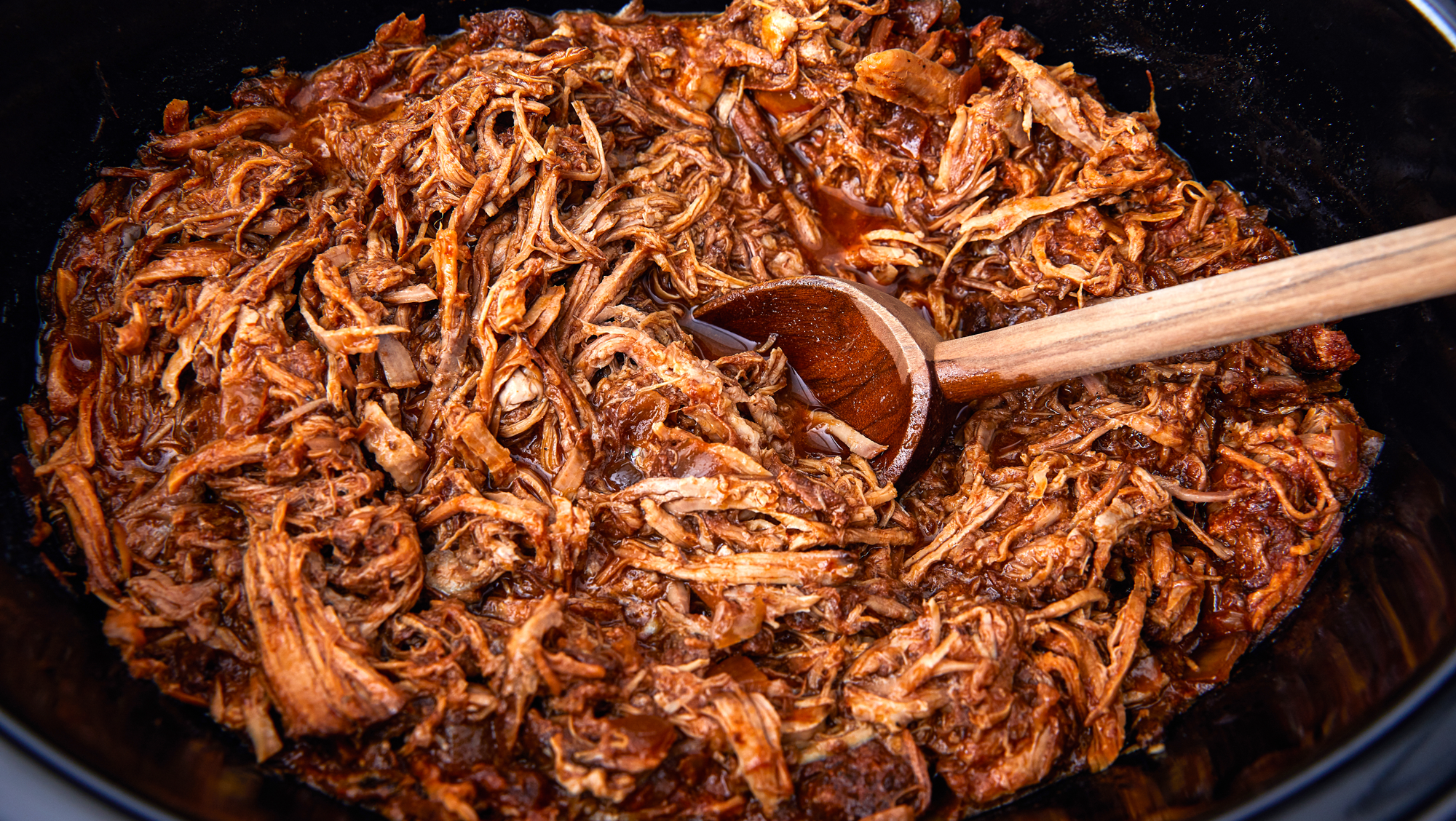 https://hips.hearstapps.com/hmg-prod/images/delish-slow-cooker-pulled-pork-horizontal-1539618655.png?crop=1.00xw:0.846xh;0,0.0907xh