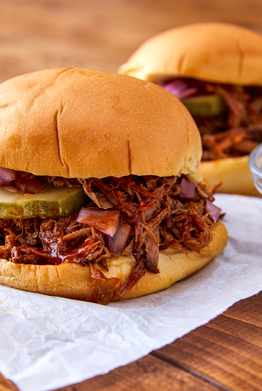 https://hips.hearstapps.com/hmg-prod/images/delish-slow-cooker-pulled-pork-horizontal-2-1539619173.png?crop=0.447xw:1.00xh;0.153xw,0&resize=980:*