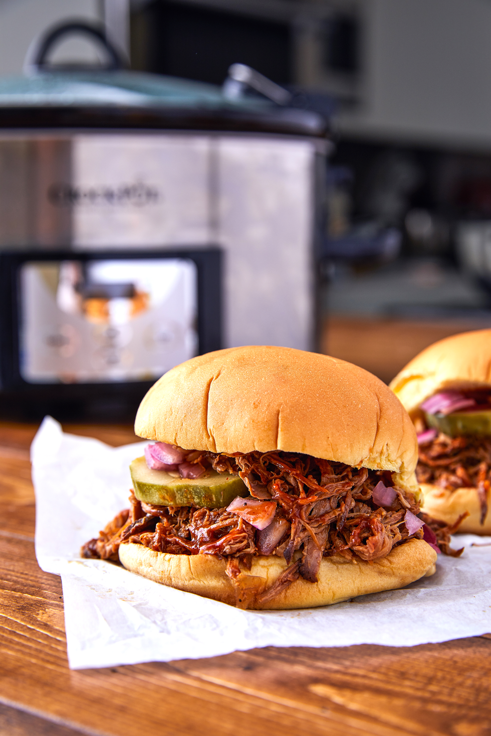 https://hips.hearstapps.com/hmg-prod/images/delish-slow-cooker-pulled-pork-vertical-2-1539619173.png?crop=0.726xw:0.728xh;0.204xw,0.192xh&resize=980:*