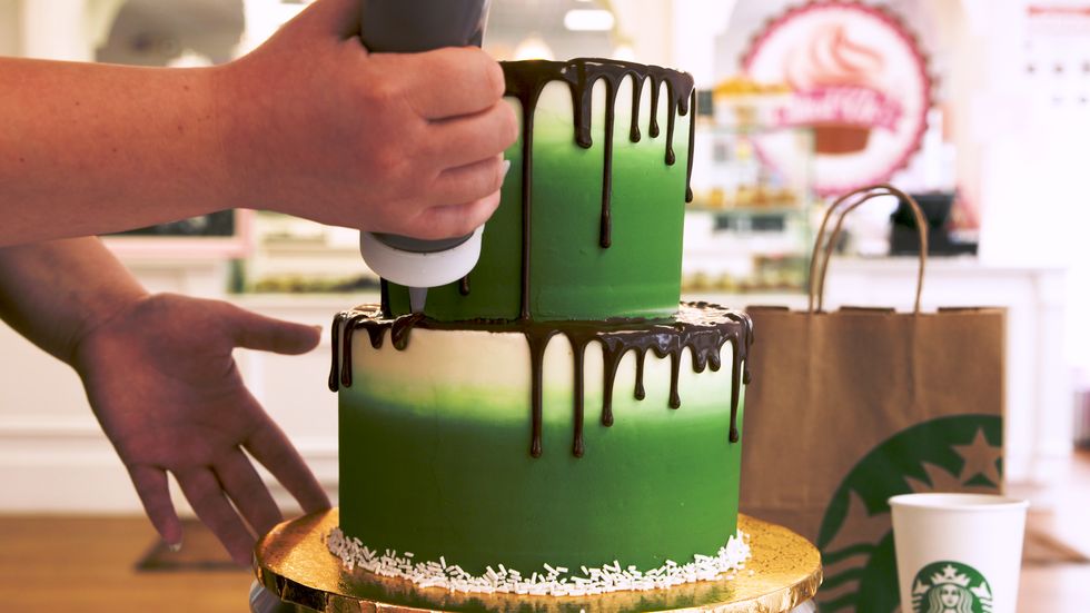 Cake decorating, Green, Buttercream, Icing, Cake, Food, Fondant, Dessert, Sugar paste, Baking, 