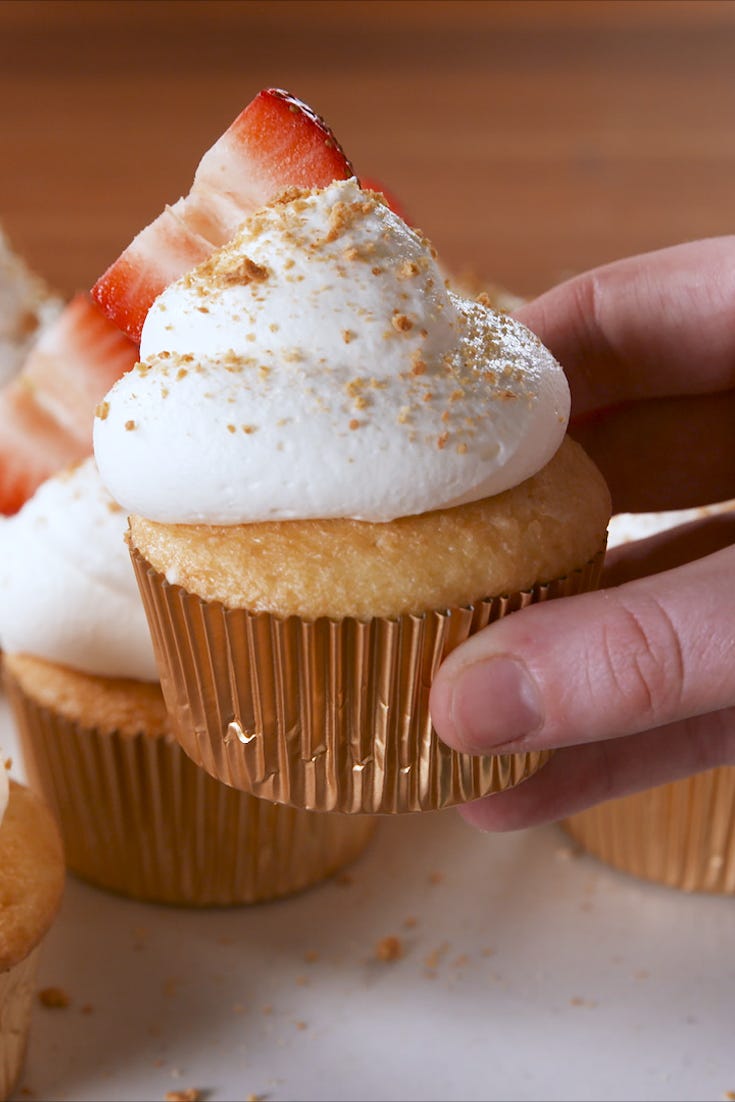 strawberry cheesecake stuffed cupcakes