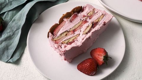 preview for Strawberry Dalgona Icebox Cake Will Be The Dessert Of The Summer