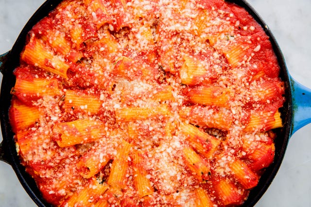 https://hips.hearstapps.com/hmg-prod/images/delish-stuffed-rigatoni-horizontal-1538157085.jpg?crop=1xw:0.7499338799259455xh;center,top&resize=640:*