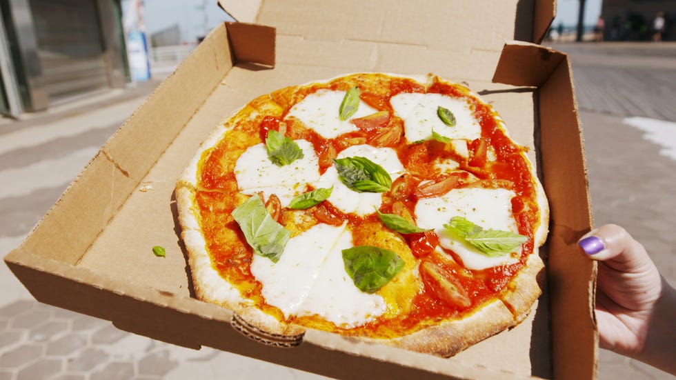 Dish, Pizza, Food, Cuisine, Pizza cheese, California-style pizza, Fast food, Ingredient, Flatbread, Junk food, 