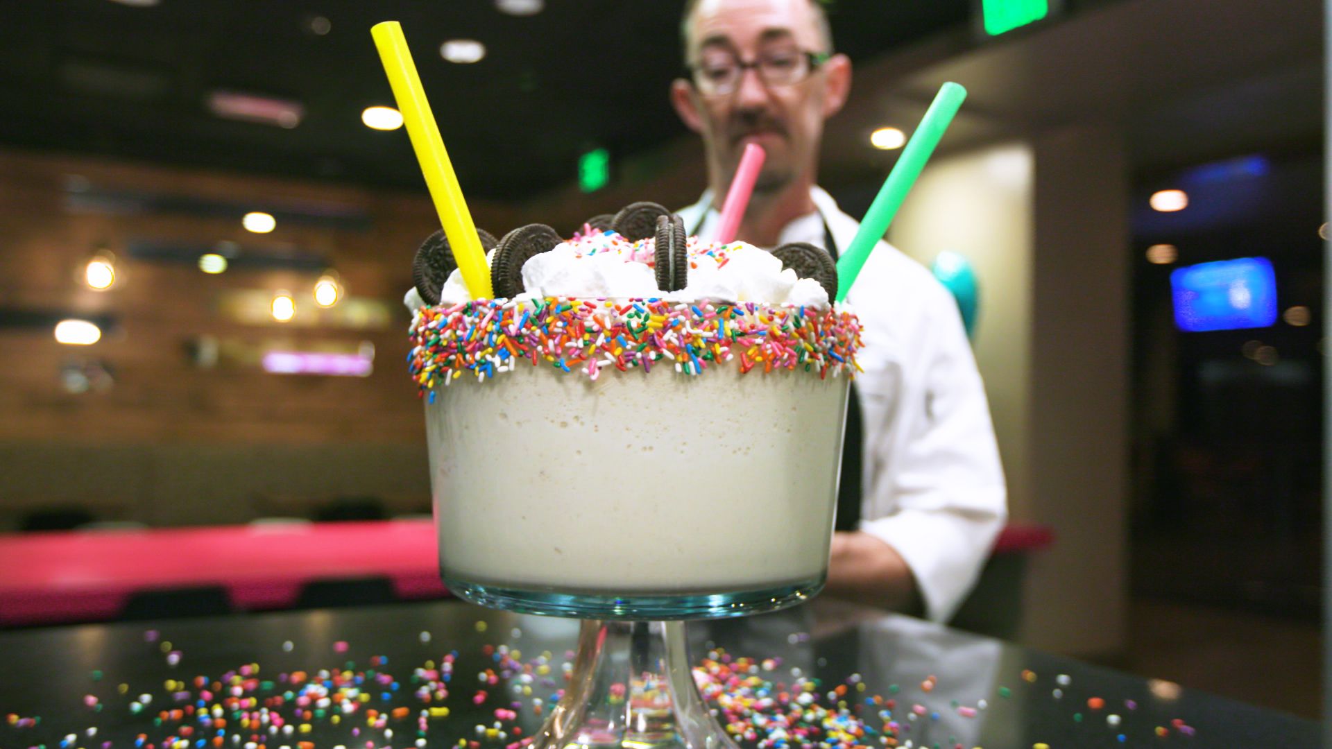 https://hips.hearstapps.com/hmg-prod/images/delish-vegas-giant-milkshake-1-1526650599.jpg