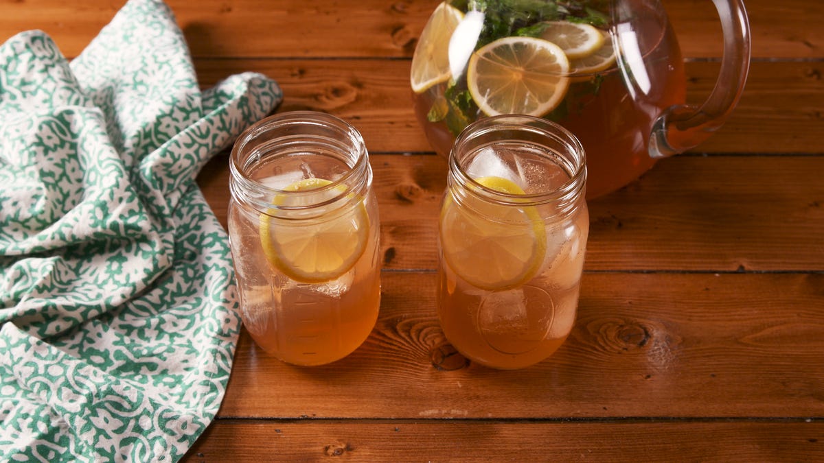 preview for This Whiskey Lemonade Punch Is A Major Crowd-Pleaser