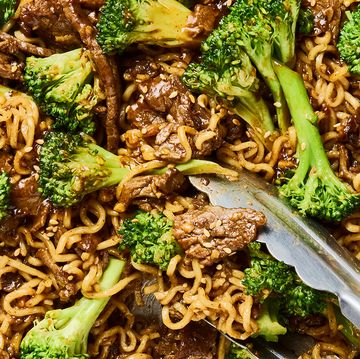 beef and broccoli ramen in a pan