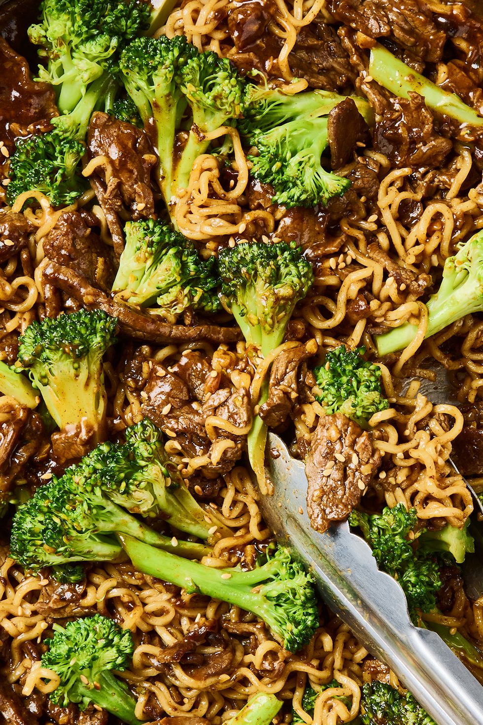 beef and broccoli ramen in a pan