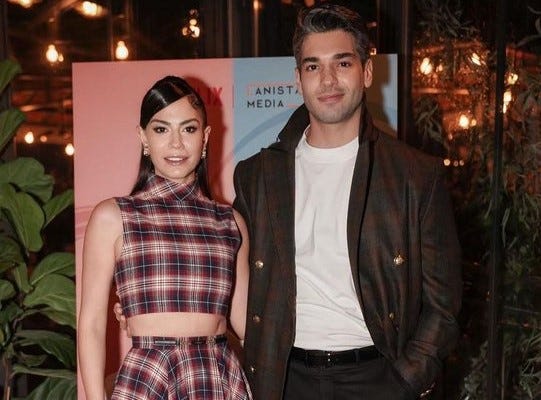 demet ozdemir y sukru ozyildiz en tacticas de amor netflix