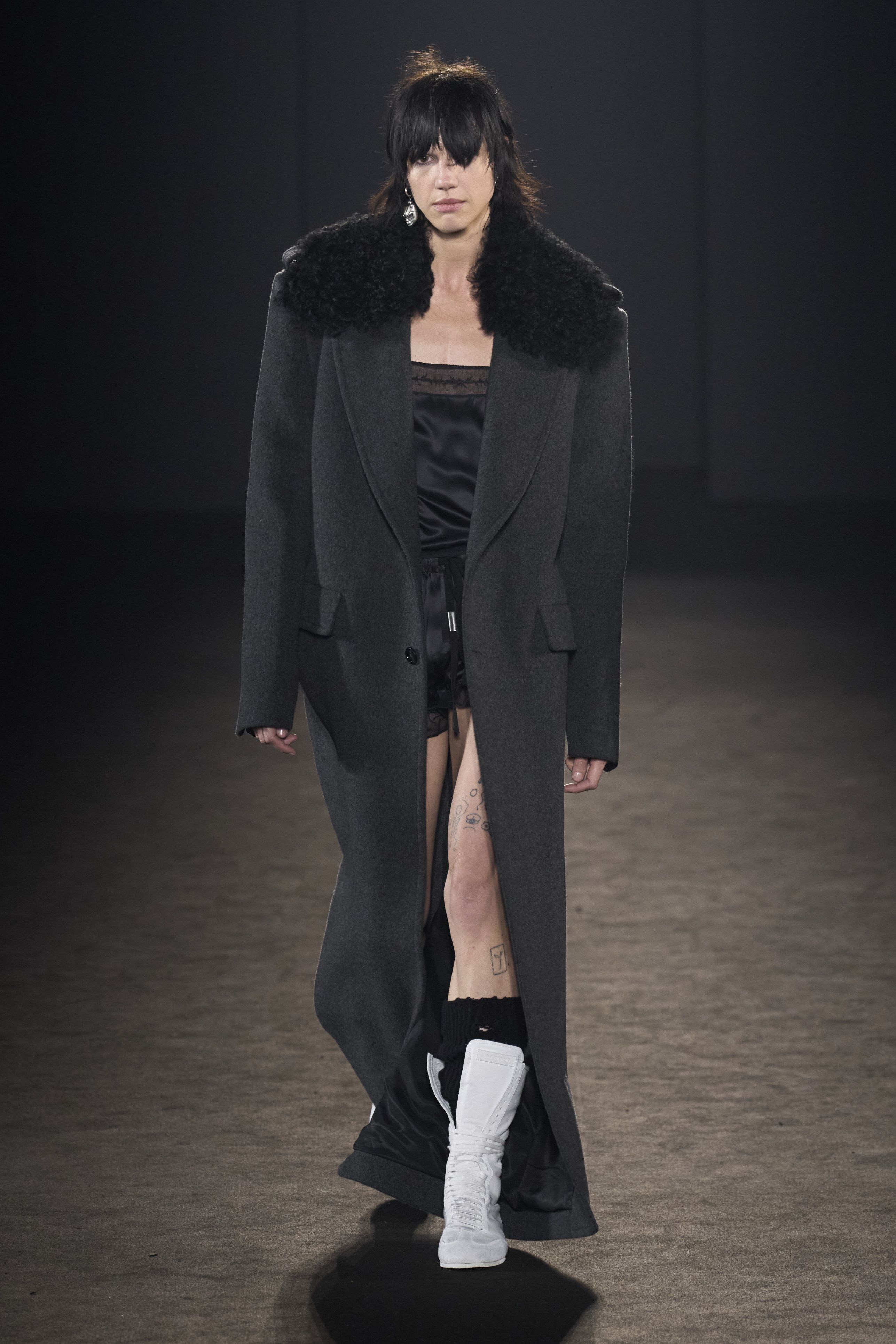 アン ドゥムルメステール（ANN DEMEULEMEESTER）2024-25秋冬