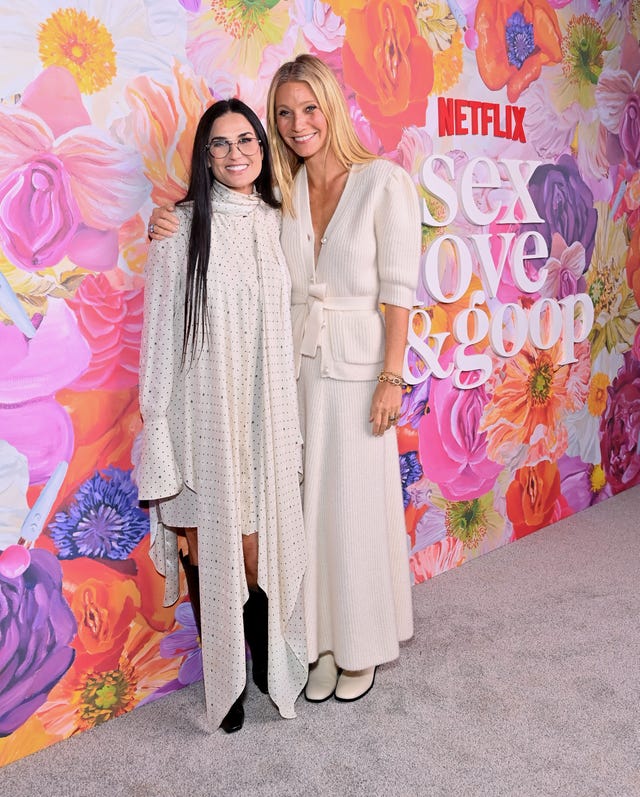 Demi Moore y Gwyneth Paltrow a dúo con look blanco y botas 