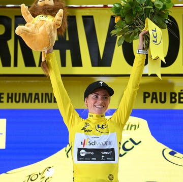 demi vollering op het podium van de tour de france avec zwift