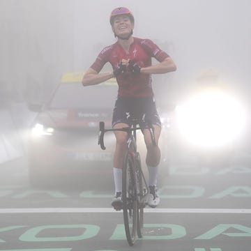 demi vollering komt juichend over de finish op de tourmalet