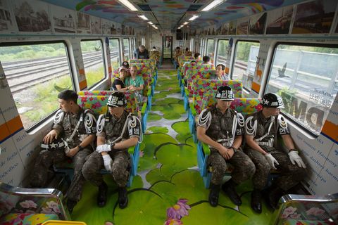 Met de DMZ Peace Train worden ZuidKoreaanse soldaten en toeristen vanuit Seoul naar de Gedemilitariseerde Zone DMZ in de Engelse afkorting vervoerd