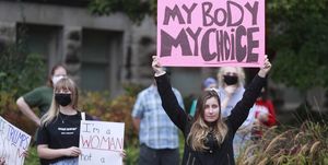 妊娠中絶を実質的に禁止し、激しい議論を呼んでいる、アメリカ・テキサス州の新法。テキサス州オースティンの連邦地裁の裁判官は10月6日（現地時間）に、テキサス州に対し、この法律の一時差し止めを命じたものの、その2日後の8日に法律が一時的に復活することに。