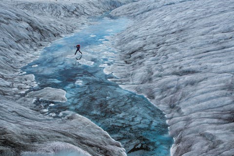 Denali National Park, United States DENALI NATIONAL PARK VERENIGDE STATENHet ruim twee miljoen hectare grote Denali National Park in Alaska is een echte wildernis de enige toegangsweg is een 150 kilometer lang lint Het park is vernoemd naar de hoogste berg in NoordAmerika en het staat bekend om de ongelofelijke hoeveelheid planten en dieren die er te vinden zijn zoals rendieren en grizzlyberen Dit is ook een van de beste plekken in Amerika om het noorderlicht te zien