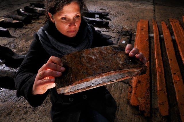 Archeologen maken gebruik van dendrochronologie bij het dateren van een scheepswrak dat voor de Duitse kust is gevonden Door het analyseren van de groeiringen in het timmerhout waarmee het schip werd gebouwd konden ze vaststellen dat de planken zijn gezaagd uit bomen die in de winter van 14481449 werden geveld