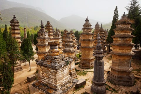 Op de als heilig beschouwde berg Songshang zijn belangrijke cultuurschatten te vinden waaronder drie Quepoorten uit de Handynastie overblijfselen van de oudste religieuze bouwwerken in China naast tempels het Zhougong Zonnewijzerplatform en het DengfengObservatorium