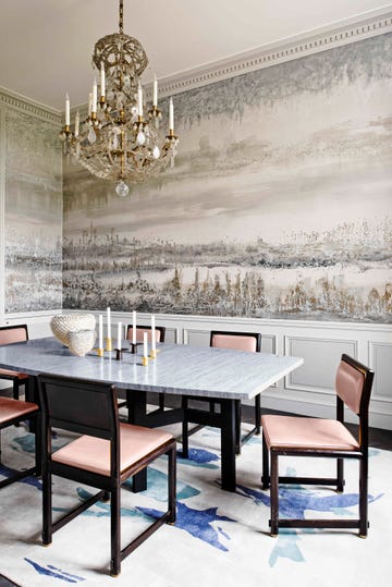 comedor elegante con sillas en rosa