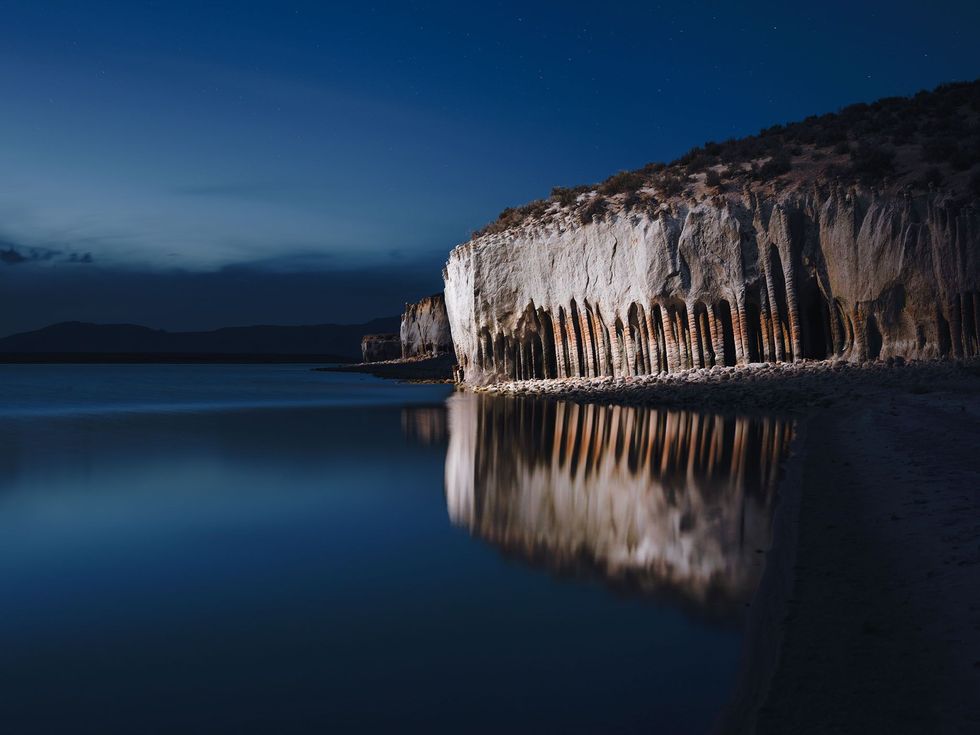 Aan het Crowley Lake bij het Californische Mammoth Lakes zorgt Wus belichting voor een versterkte reflectie van een rotswand