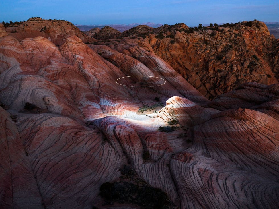 In zuidelijk Utah beschrijft een drone een halo van licht boven de zandsteenformatie Yant Flat
